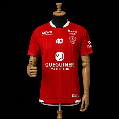 Stade Brestois 29 maillot domicile 2026/2027 version Fan vue de face sur mannequin en bois